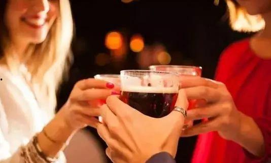 成人伤感喝酒视频,成人伤感情感共鸣瞬间