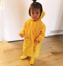 成人上学雨衣怎么穿视频,成人上学雨衣穿戴教程视频概述