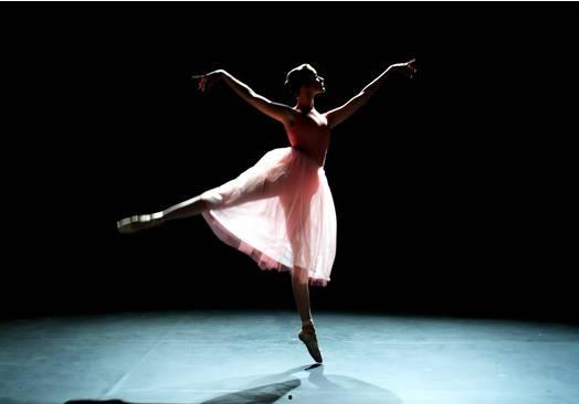 成人女人舞蹈劈叉视频,揭秘女性舞蹈劈叉的优雅与力量